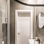 M-size Modern Center