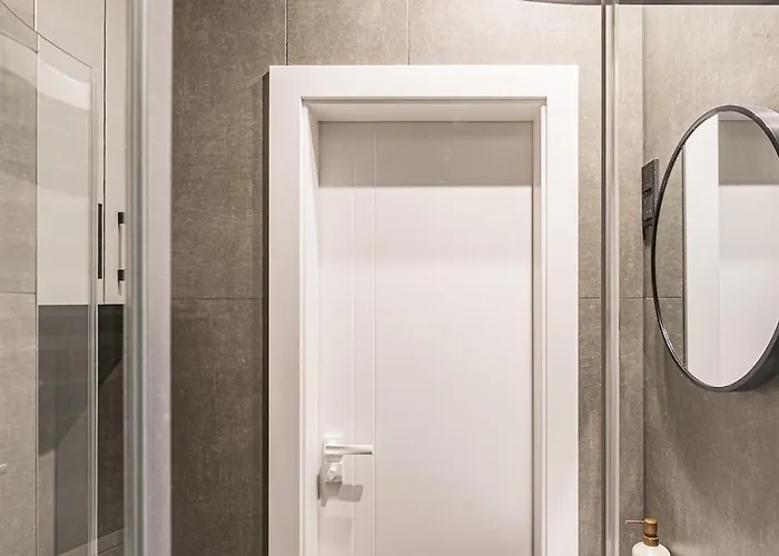 M-size Modern Center